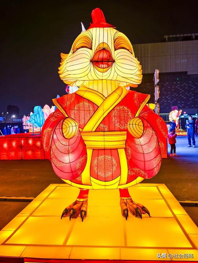 首秀!第 40 届秦淮灯会南部新城分会场 亮灯马年灯影芬兰风情出彩