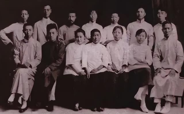 15岁入党	，18岁和主席结婚，如今仍健在，却几乎不露面