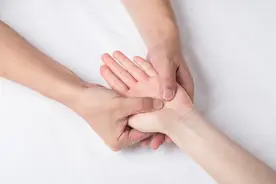 老人双脚水肿？一按一个凹？中医专家教你2个办法去水肿图片