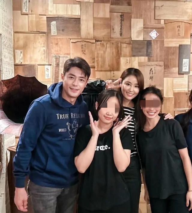 林心如霍建华餐厅现身成网友热议，两人真实状态引发情感讨论