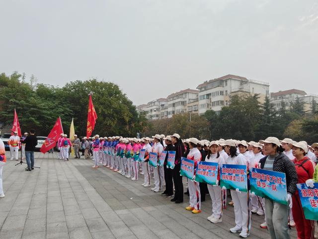 秋高气爽登高行 古都老人庆重阳——2025年河南省洛阳市庆重阳老年人登山活动侧记