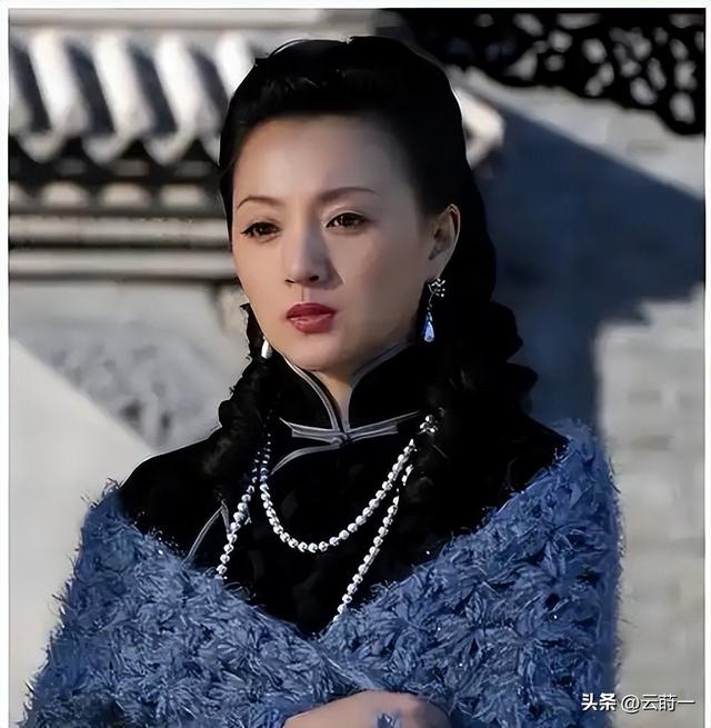 她是冯巩御用老婆，连登五年春晚后精神失常，如今50岁的她怎样了