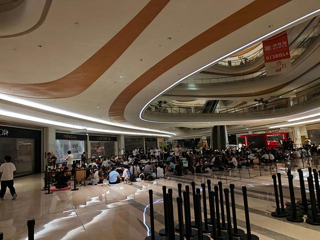深圳Apple新店开业，送的苹果保温杯被炒到300元