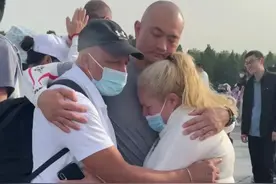 杨淙带奇娜父母游长城 苦笑的3人在天心石抱头痛哭 儿子思母图片