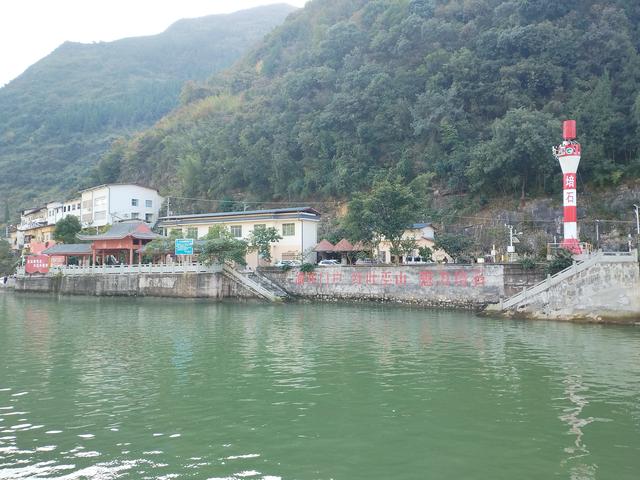 鄂渝行第四天（上）：小红船换小白船，从巫山到巴东