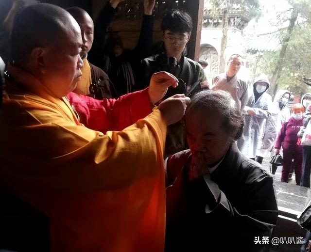 他被释永信骗的最惨，为了能安葬于少林寺，他捐出了46亿的身家