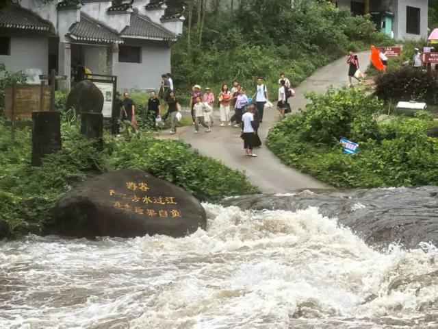 教科书式避险!广西一景区突遇险情 数百游客被快速疏散 获应急管理部点赞