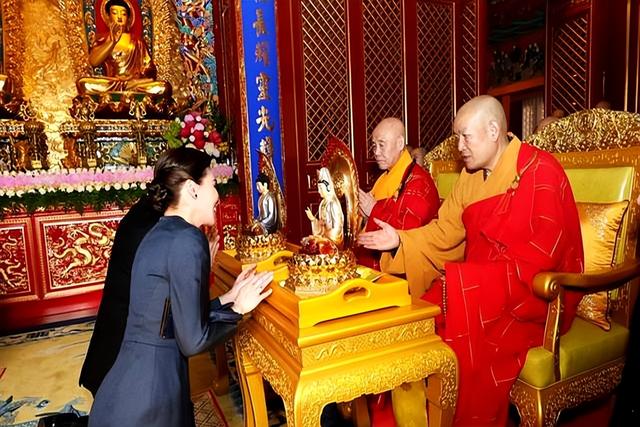 泰国王后这一跪，这才是顶级外交，她拜的不是佛，是两国的情谊