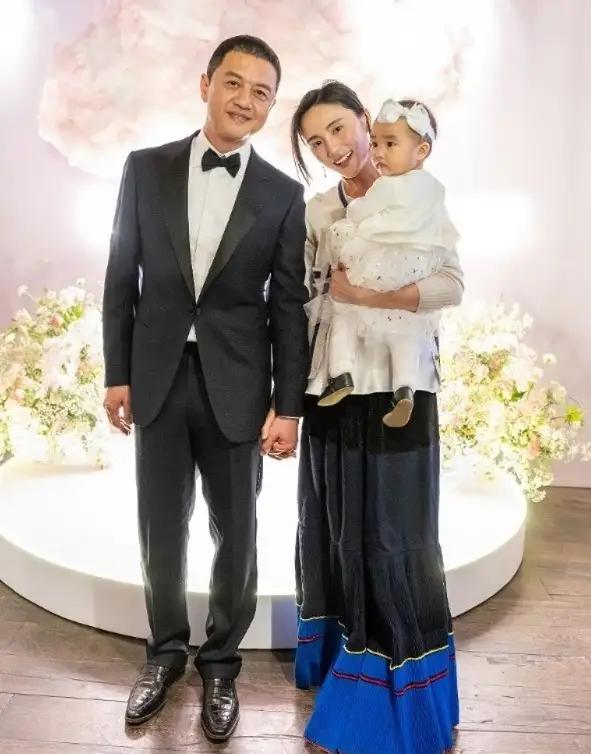 笑死了！李亚鹏和海哈金喜宣布离婚，没想到评论区句句都是梗