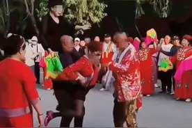 大妈骑大爷肩上跳舞！玩得花！不小心折了仨图片