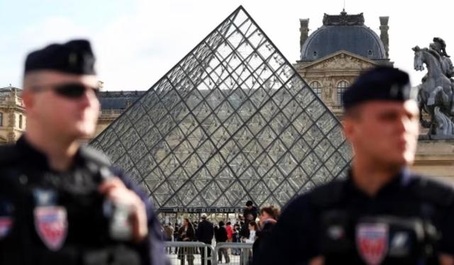 法国追捕熔金贼，却揭开百年国耻：他们被偷的，原来也是抢来的！