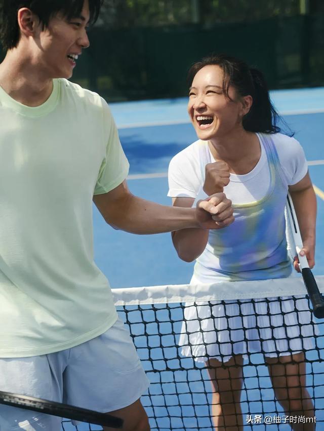 贾玲现在的样子，既精神又美丽，一身穿出优雅富婆的感觉
