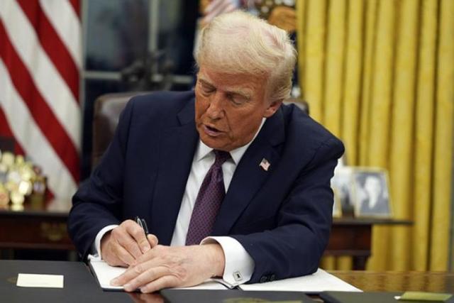 美国关税名单出炉！特朗普将关税分为三档，英国独享10%特权，其他盟友必须妥协交钱？