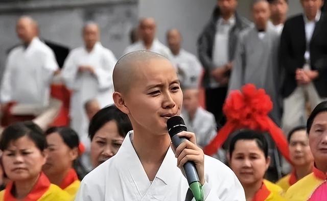 搔首弄姿，与游客寻欢作乐？五台山美貌“尼姑”为何能如此放肆？