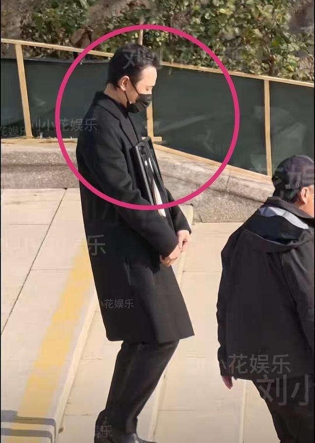 唐嫣现身罗父葬礼！罗晋抱着父亲遗照，唐嫣全程陪同	，神情落寞