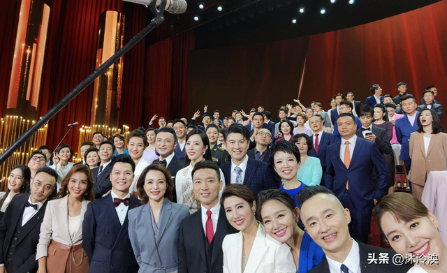 原来九三阅兵的解说是她！23岁就登上央视，今47岁端庄漂亮仍未婚