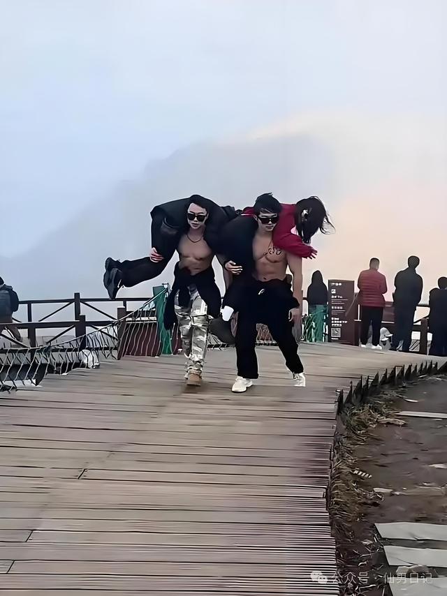 《峨眉山陪爬走红背后，当登山撞上安全焦虑，我们该警惕什么！》