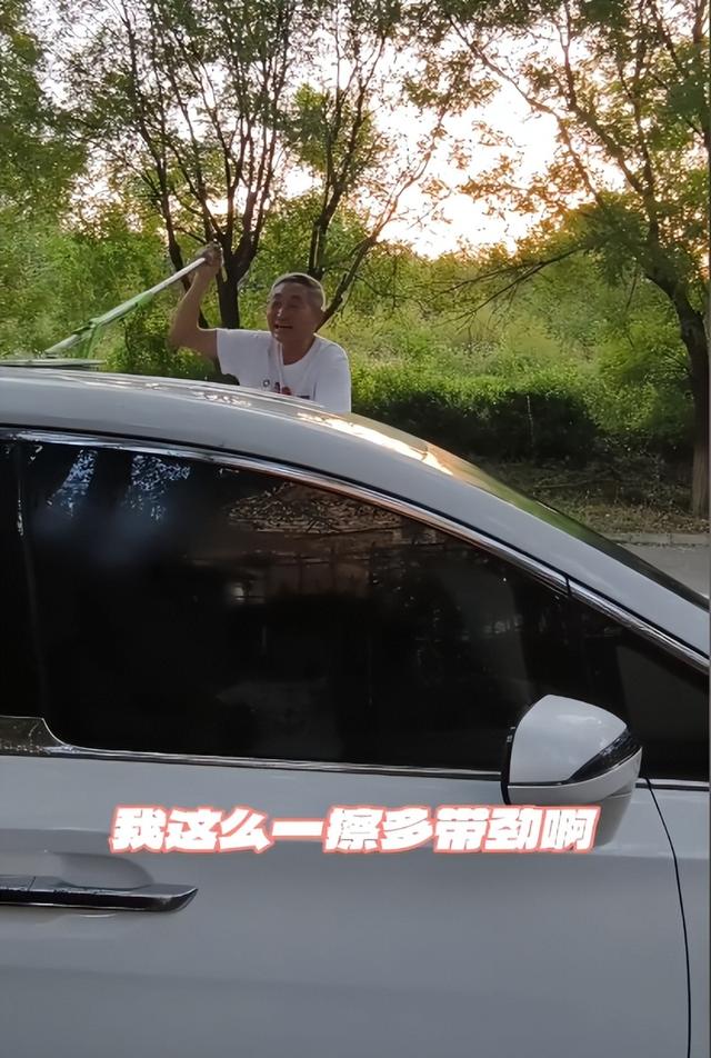 别作了！杜源住别墅开40万车，徒手洗车闪伤腰，只为省20块洗车钱