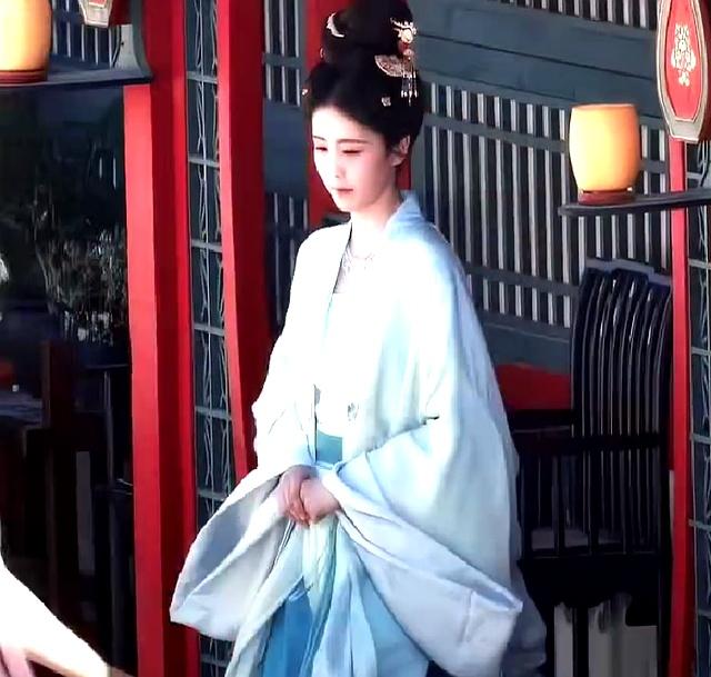 白鹿《莫离》骑马路透好飒！素衣披发太温柔，男主穿铠甲有点苏！