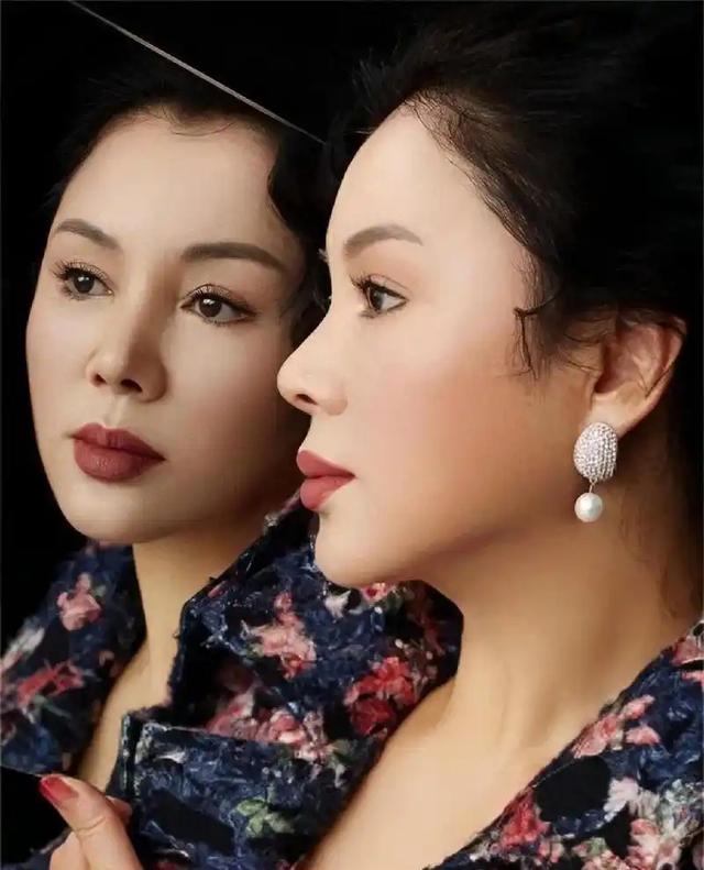 19岁嫁给富豪，20岁离婚携子净身出户，单亲40年如今儿子为她争光