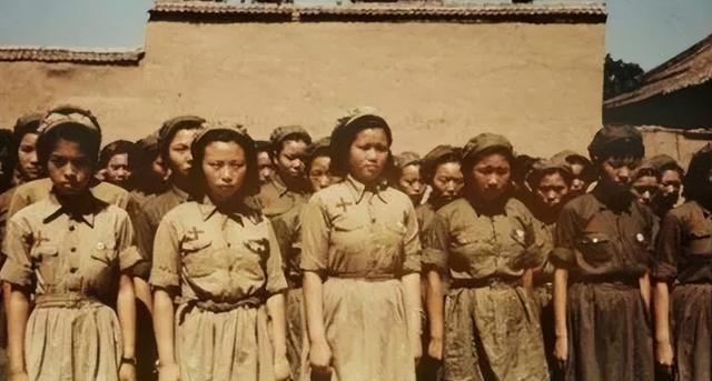 国民党女兵罕见老照片	，一点不像电视中的女特务，图4挺漂亮