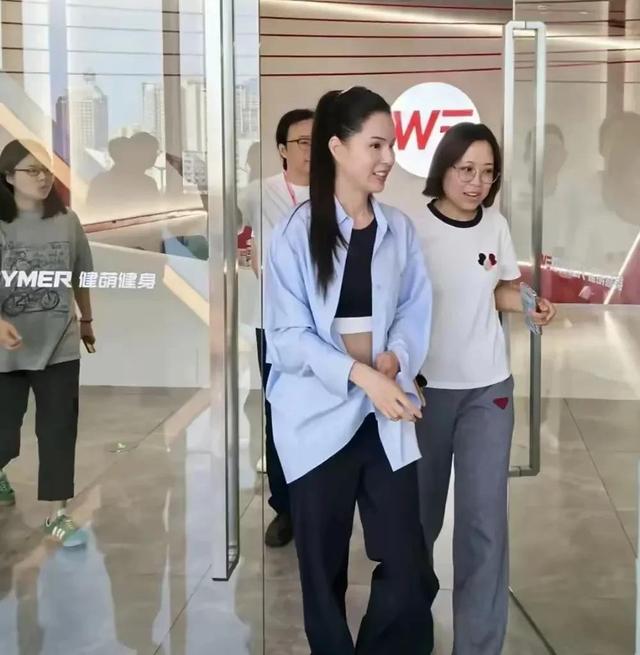 58岁李若彤腰部完全没有赘肉，体态轻盈，完全不像中老年人