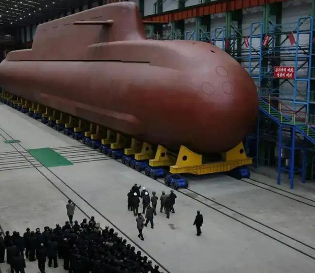 金正恩亲临现场！一颗导弹砸向日本海，朝方出手，高市早苗傻眼了