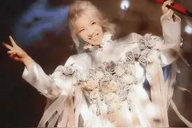 华晨宇演唱会造型惹争议：是如同精灵一样的耀眼还是太过流里流气图片