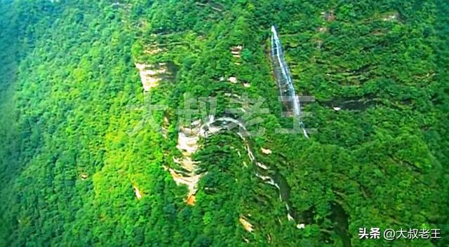 贵州赤水金沙甘沟天星桥，多处瀑布奔流在3公里长的万丈丹霞绝壁