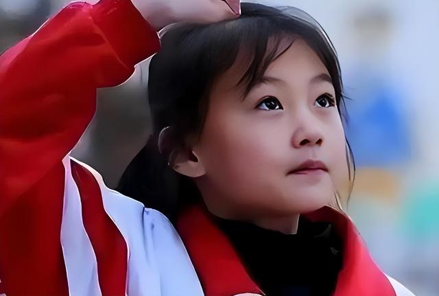 后不后悔？宁夏那个一笑成名拒绝百万签约的小女孩	，如今成了这样