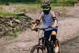 刘若英母子骑行，55岁比儿子骑得还快，9岁酷酷个头猛蹿但太瘦了图片