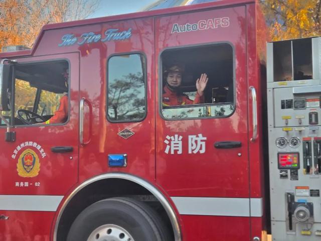 【我们的环球嘉年华】当花车巡游遇上逆行英雄！北京环球度假区上演最“燃”消防宣传