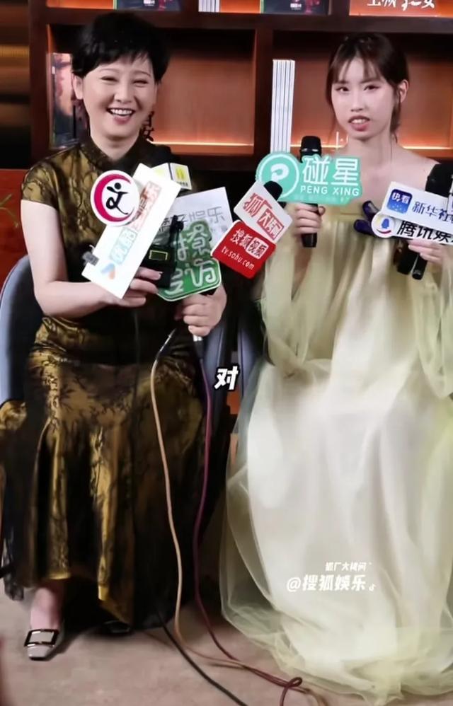 徐帆和女儿徐朵同框亮相，女儿长得跟冯小刚一个模子出来的
