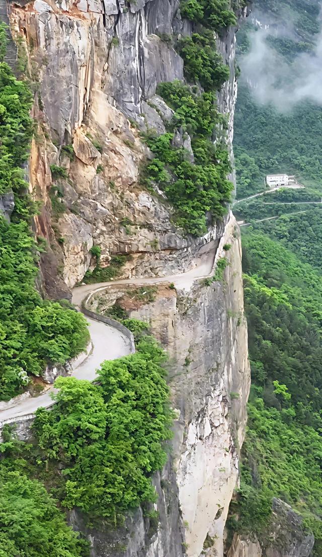 悬崖上“抠”出的生命之路!村民徒手凿山,如今成自驾天花板!