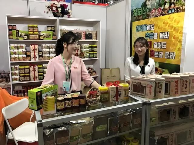 在朝鲜旅游的时候，我们在涉外商店买一瓶可乐，需要三美元