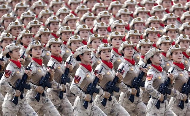 “93阅兵”女民兵王米佳：出身空姐，婆婆和母亲替她负重前行