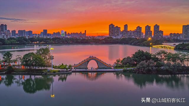 中国这座城市，GDP超万亿却没有地铁，凭啥让游客来了就不想走？