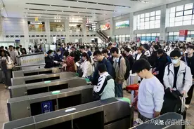 今天的日照西站，“人从众”里有你吗？图片