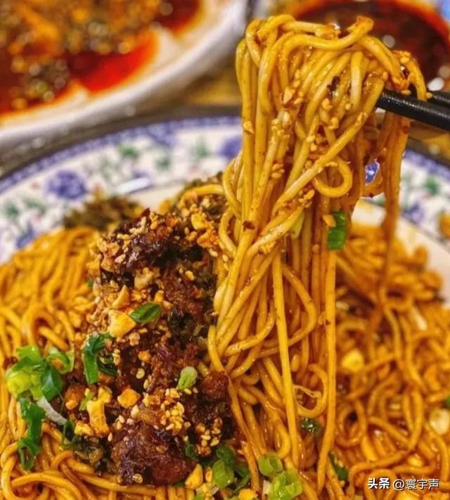 国庆旅行餐 “快” 字当头，预制菜成商家选择，4招尝出真锅气