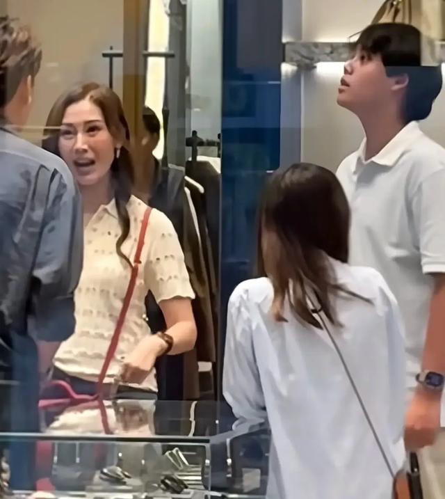 李嘉欣带儿子购物！14岁许建彤又高又壮样貌大变，留学后帅气不少