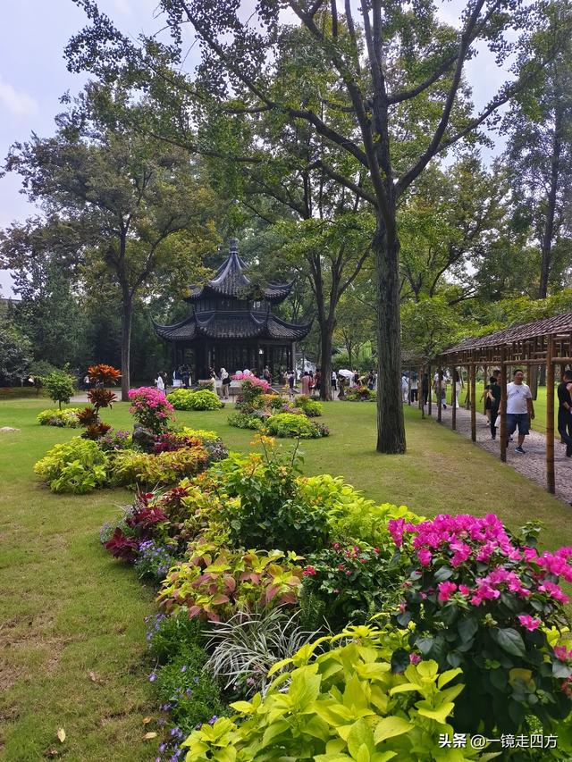 临近国庆，在还很闷热的天气里，游览市内现存最大的园林拙政园