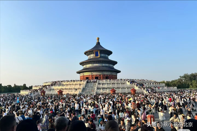 2025年国庆节假期，北京天坛公园发生的真实场景画面，压根走不动