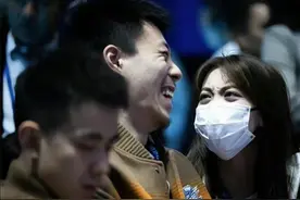 张镇麟公开恋情！携未婚妻现场观赛，长相甜美气质极佳，备受关注图片