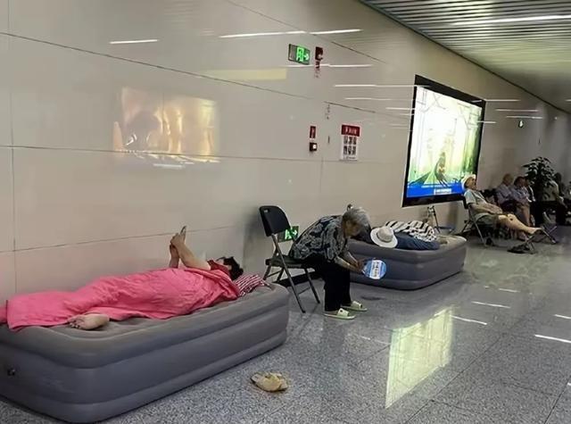 重庆地铁纳凉乱象引争议，到底是没素质，还是不包容？