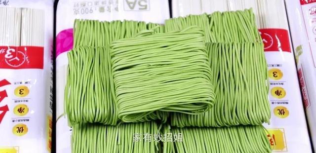 买挂面时，内行人从不买这“3种”！面条厂老板：从不让家人吃