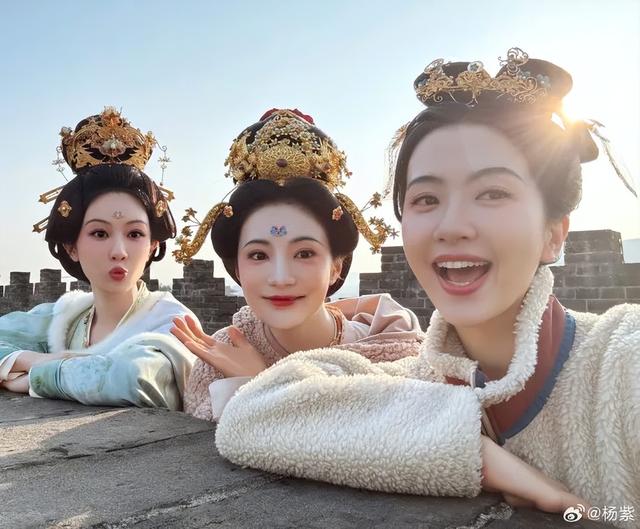 杨紫晒出和李现、张雅钦的合照