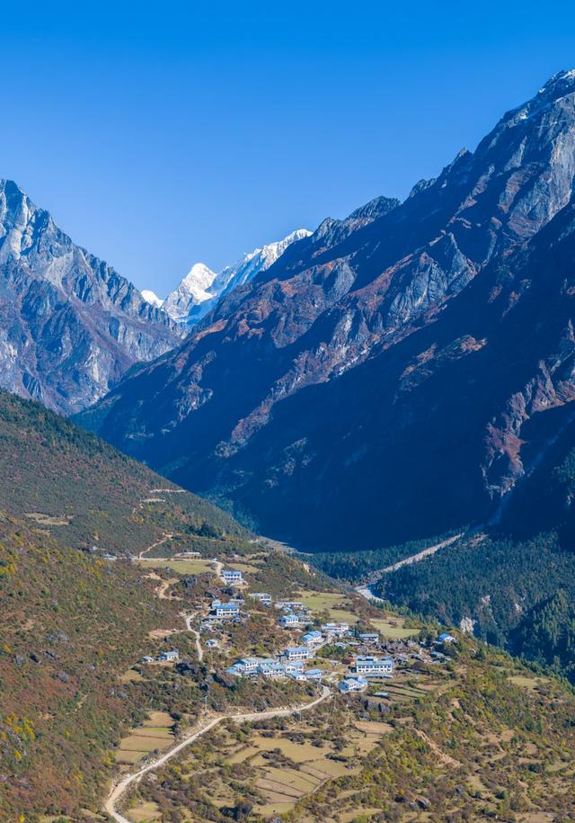 比林芝更易抵达，西藏这条“沟”海拔低、雪山多，镇比市还豪华！