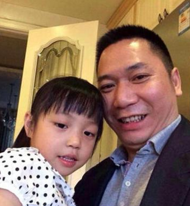 赵薇母女现身北京机场，15岁女儿一头黄毛，穿搭比50岁妈妈还成熟