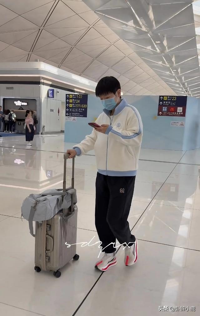 天呐！孙颖莎回国抵达香港，单手插兜帅到没边 又帅又萌直接撩人心