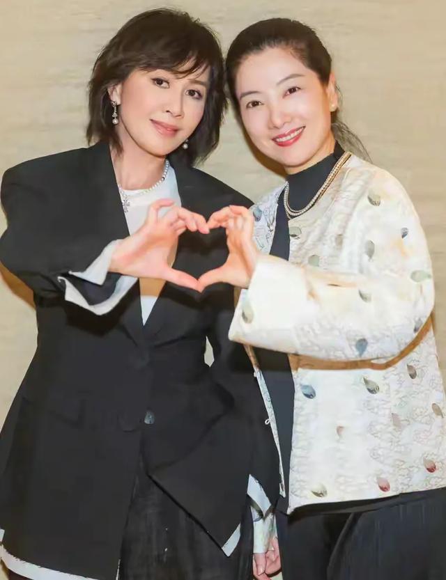 刘嘉玲回苏州与50年同学聚会 刘嘉玲保养超好 看着比别同学年轻好多